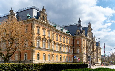 Allgemeiner Blick auf das Landgericht Hamburg Strafjustizgebäude und blauem Himmel, Hamburg, Deutschland Mai 02. 2021
