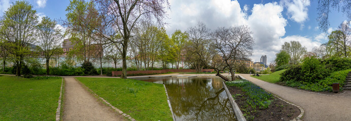 Fototapeta premium Panoramablick aus dem Park Planten und Blomen auf die Untersuchungshaftanstalt Hamburg im Hintergrund Deutschland