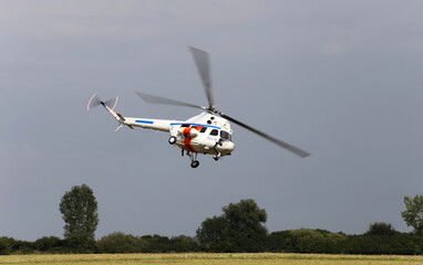 Helikopter policyjny w akcji poszukiwawczej na niebie.  