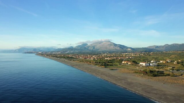 La cote, la plage, les montagnes au bord de la mer tyrrh&eacute;nienne en Europe, en Italie, en Calabre, dans la province de Cosenza