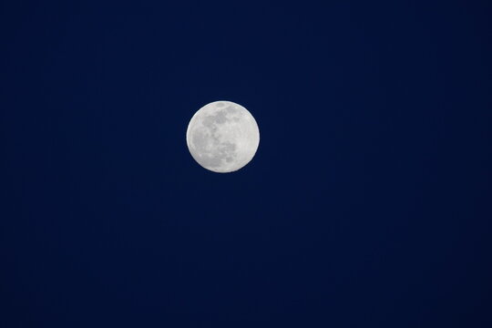 マジックアワーの空に煌々と光り輝くまん丸の満月