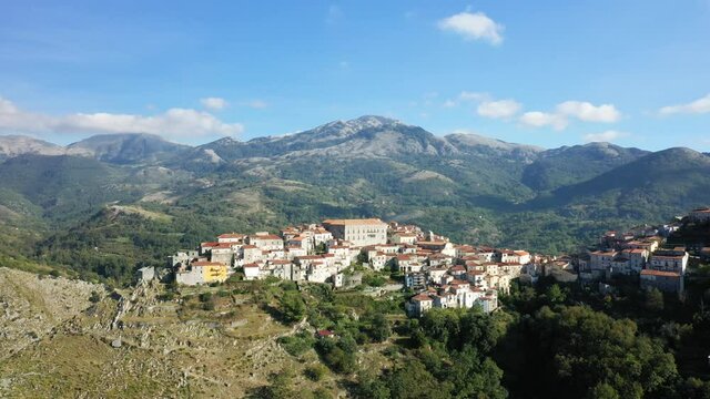 Le village de Aieta entour&eacute; des montagnes verdoyantes au sommet de sa colline en Europe, en Italie, en Calabre, dans la province de Cosenza