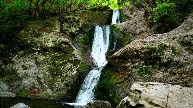 東京都奥多摩の深い森の奥にある自然文化百選の滝「三ツ釜ノ滝」