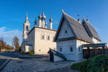 Fototapeta na wymiar View of residential house of XVII century and Smolenskaya church. Suzdal town, Vladimir Oblast, Russia..