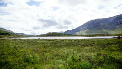 Fototapeta na wymiar Highlands in Schottland mit Seeen und saftigen Wiesen entlang der Straße A87