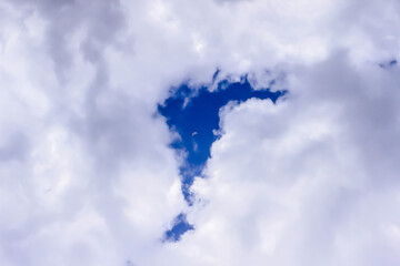 Cielo azul y media luna