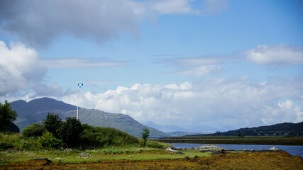 Schottische Flagge am Loch Long am Eilean Donan Castle in den schottischen Highlands