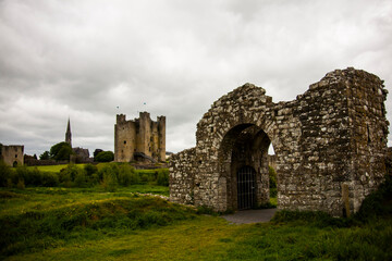Fototapeta na wymiar Spring in Trim Castle (Caislean Bhaile Atha Troim), Ireland