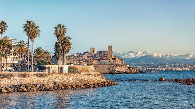 Fototapeta The coastline on the French Riviera in Antibes