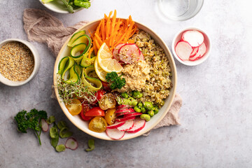 Buddha bowl végétarien radis, céréales, fèves, courgettes ,tomates, graines germées, carottes et sésame