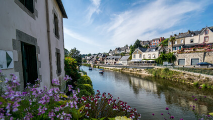 Fototapeta na wymiar Josselin, cité de caractère et village fleuri, baigné par la rivière l'Oust, se situe dans la Morbihan en Bretagne. 