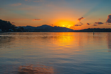 Obraz premium Sunrise waterscape with scattered clouds