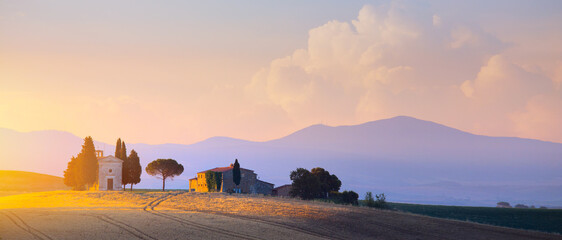 beautiful countryside sunset in Tuscany  Italy landscape © Konstiantyn