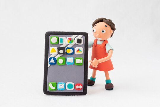 粘土のスマホを指差す女の子