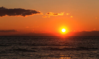 Obraz premium Sunset over the tropical sea.