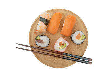 plateau de maki et sushi isolé sur un fond blanc