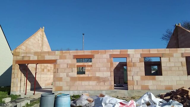 maison en construction sous un ciel bleu
