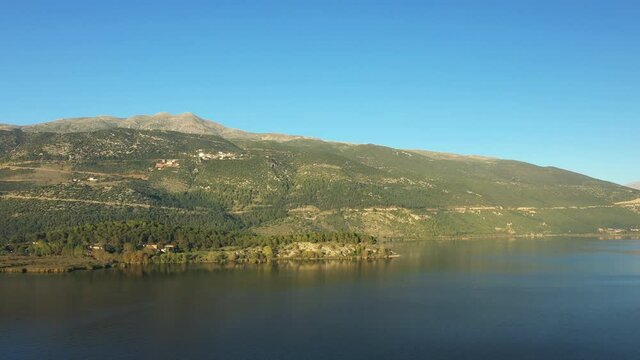 L'&icirc;le de Ioannina au milieu du lac de Pamvotis bord&eacute; par les montagnes &agrave; Ioannina, en &Eacute;pire, en Gr&egrave;ce, en &eacute;t&eacute;.