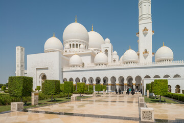 Fototapeta na wymiar Scheich-Zayid-Moschee mit Minarett und Kuppeln in Abu Dhabi in den Vereinigten Arabischen Emiraten am Persischen Golf.