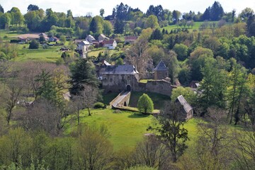 Vue sur la forteresse de Ségur-le-Château .(Corrèze)