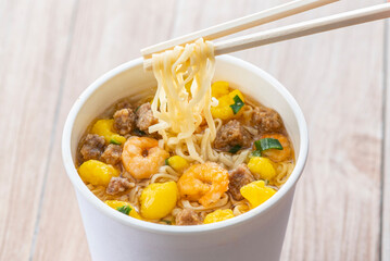 インスタントラーメン　カップ麺