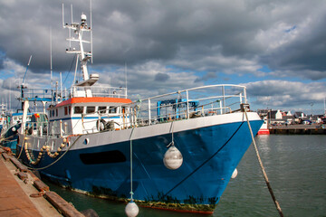 Chalutier à quai au port du Guilvinec, Finistère, Bretagne	
