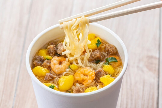カップラーメン」の写真素材 | 6,194件の無料イラスト画像 | Adobe Stock