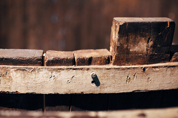 Detalle de antiguo tonel para guardar alcohol. 