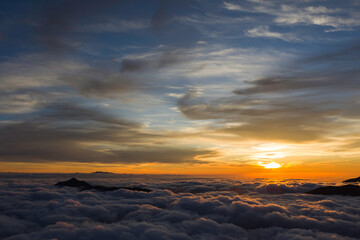 Fototapeta na wymiar 槍ヶ岳から見る夕日と雲海
