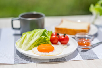 朝食　モーニング　目玉焼き