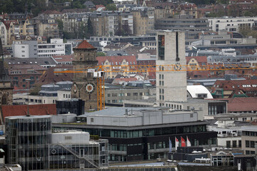 baukran in der innenstadt von stuttgart vor der stiftskirche und dem rathaus wegen baustelle 