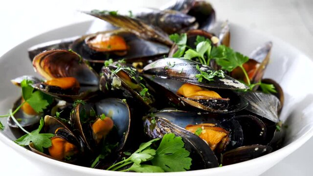 mussel with wine and parsley