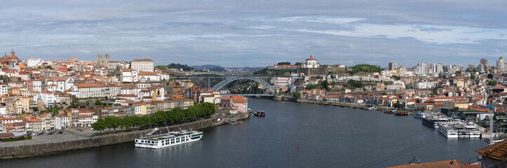 Fototapeta na wymiar Vue sur Porto et le Pont Dom-Luís depuis Vila Nova de Gaia