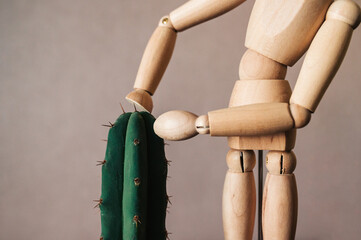 Cactus con muñeco de madera. Maniquí y cactus. Muñeco articulado. Plantas. Gente.
