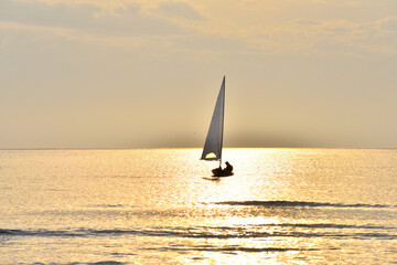 Plakat 夕陽に染まる材木座海岸に停泊するヨット