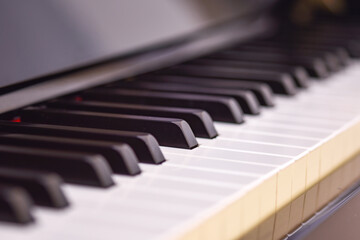 ピアノの鍵盤;手前にピントを合わせつつ、奥をぼかして文字入れスペースなどに使えるようにしました。