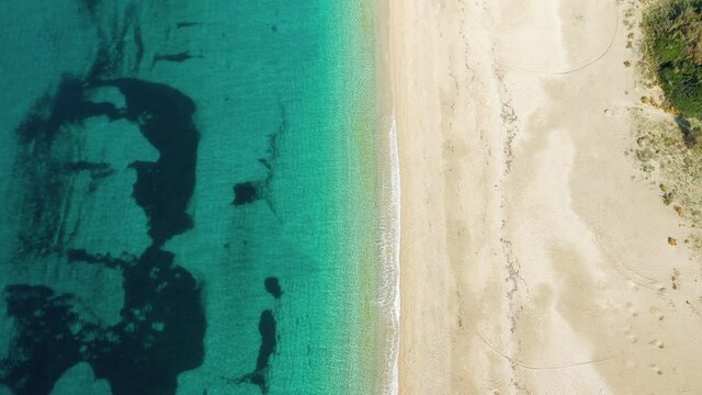 La plage de sable paradisiaque sur la cote grecque à Karavostasi au bord de la mer Ionienne et Méditerranée vers Igoumenitsa, en Épire, en Grèce, en été.