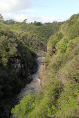 Fototapeta na wymiar Río entre montañas