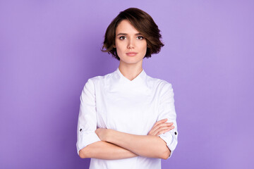 Obraz premium Photo of calm serious young woman hold hands crossed confident gourmet isolated on violet color background