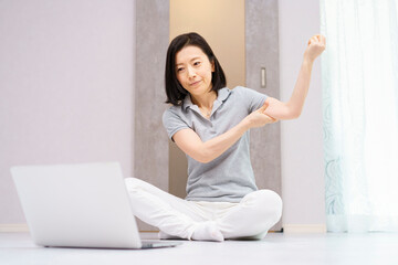 顔を触る日本人女性 40 50代のイメージ Wall Mural Maru54 顔を触る日本人女性 40 50代のイメージ Wall Mural Maru54