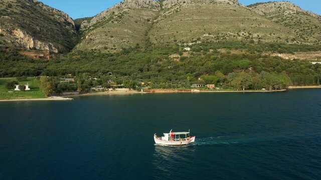 Un bateau de p&ecirc;che longe le bord de la cote grecque au bord de la mer Ionienne et M&eacute;diterran&eacute;e vers Igoumenitsa, en &Eacute;pire, en Gr&egrave;ce, en &eacute;t&eacute;.