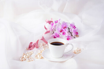 Obraz na płótnie Canvas コチョウランの花束とパールとコーヒー（オーガンジー背景）