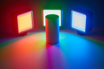 Quadratische LED-Lampen leuchten in verschiedenen Farben.