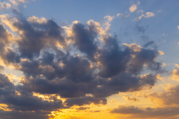 Obraz premium Beautiful sky with cloud before sunset