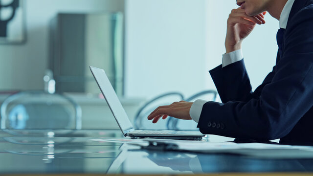 オフィスでノートパソコンを使うビジネスマン