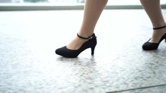 ビジネスシーン　歩くビジネスウーマン　スローモーション