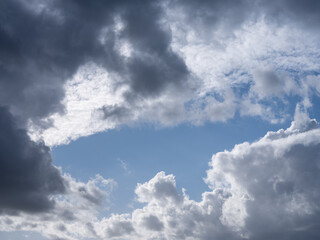 Des nuages sombres et chargés dans un ciel tourmenté