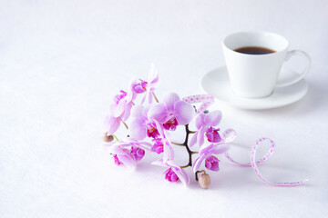 胡蝶蘭の花束とコーヒー