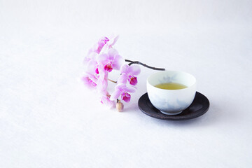 Obraz na płótnie Canvas 胡蝶蘭の花束と日本茶