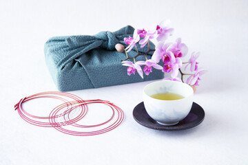 風呂敷と胡蝶蘭の花束と日本茶と水引き